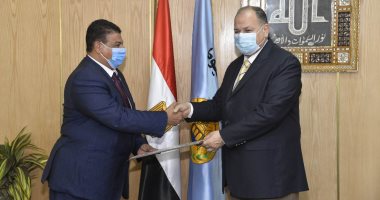 محافظ أسيوط يكرم وكيل وزارة التضامن لتميزه خلال فترة عمله 