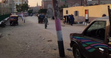 استغاثة لقطع الكهرباء عن عمود مائل أمام مركز شباب واقد بالبحيرة.. والمحافظة تستجيب