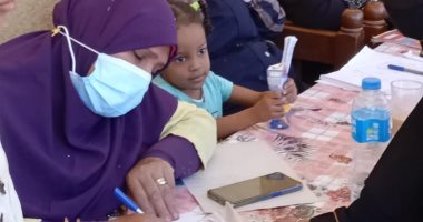 الكشف الطبى على 2024 مواطناً بالمجان ضمن قوافل حياة كريمة بأسوان.. صور