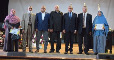مجلس جامعة بنى سويف يكرم أعضاء الجهاز الإدارى ممن بلغوا السن القانونية خلال أكتوبر