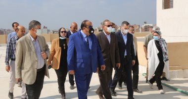 محافظ كفر الشيخ يتفقد مدرسة زهران ويختبر الطلاب مشيدا بمستواهم.. صور