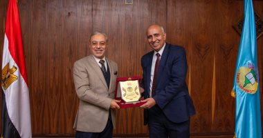 رئيس جامعة طنطا يكرم الدكتور عبد النبى قابيل لحصوله على المركز 22 عالميا