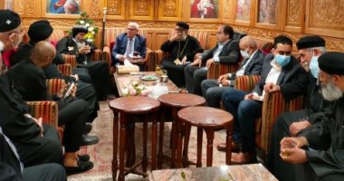 "مطران بورسعيد" يترأس صلاة جنازة كاهن كنيسة الأنبا بيشوى.. صور