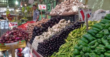 الطماطم كيلو ونصف بـ 10 جنيهات والبصل بـ5.. جولة داخل سوق الخضار بالغردقة.. لايف