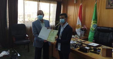محافظ الإسماعيلية يكرم صاحب المركز الخامس فى مسابقة تحدى القراءة العربى.. صور