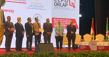 "الأعلى للمستشفيات الجامعية" يكرم أستاذ طب أسوان لجهوده العلمية