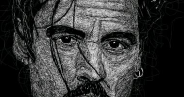 "كريم" يوثق موهبته فى الرسم ببورتريهات مميزة