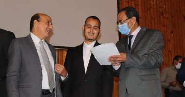 رئيس جامعة سوهاج يعد بتعيين طالب كفيف معيدا إذا حافظ على المراكز الأول