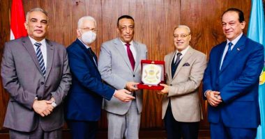 مجلس جامعة طنطا يكرم عميد كلية الآداب بعد محو أمية 3452 مواطن بدورة يوليو 