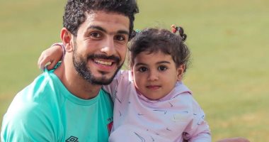 ابنة أيمن أشرف برفقة والدها فى تدريب الأهلى اليوم.. صور