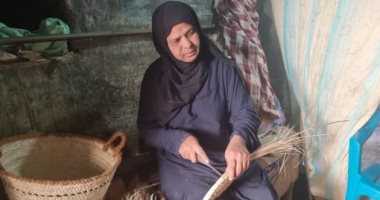 ستات مصر الجدعان.. "جميلة" صعيدية كرمها الرئيس بمعرض "تراثنا".. فازت بالمركز الثانى بصناعة القفف البلدى.. وتؤكد: كنت أدعو أن يجمعنى الله بالرئيس.. وبعد حصولى على الجائزة قال لى :"إنتٍ تستاهلى أكثر من كدا"..صور