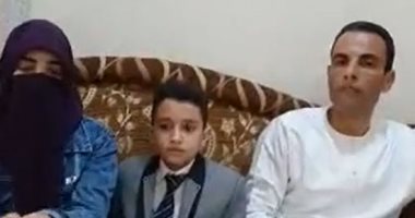 والده وعمته هما اللى حفظوه القرآن.. شوف أول ظهور للطفل المعجزة مع عائلته