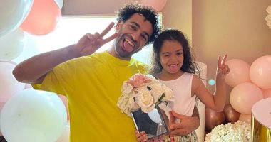 محمد صلاح يحتفل مع أسرته بعيد ميلاد ابنته مكة.. صور