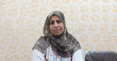 أشادت بها وزيرة الهجرة.. شاهد حكاية الست فاطمة علمت أبناء قريتها المشغولات اليدوية ببنى سويف
