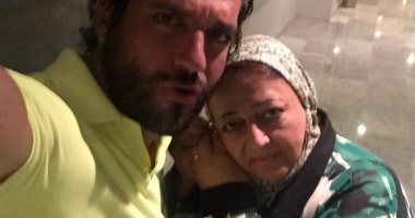 حسن الرداد يتذكر والدته الراحلة بصورة: جمعه مباركة عليكى يا ست الستات