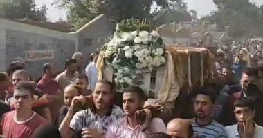 "كأنه يوم عرسها".. أهالى ههيا يودعون "نورهان" فى جنازتها بالورد.. فيديو وصور