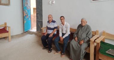 مسلم ومسيحى "شهادة واحدة".. حكاية أقدم مكتب لتعليم المسيحيين والمسلمين بكنيسة الأمير تادرس بالمنيا.. تعليم أهل القرية ومحو أمية الكبار على مدار قرن من الزمان.. والدارسون يطلقون عليه "كُتاب الكنيسة"