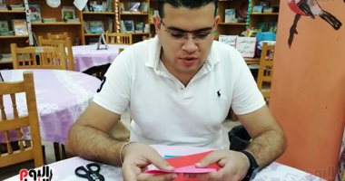 بورقة يصنع فراشة وهرم.. فنان "الأوريجامى" البورسعيدى يبدع بخامات البيئة.. لايف وصور