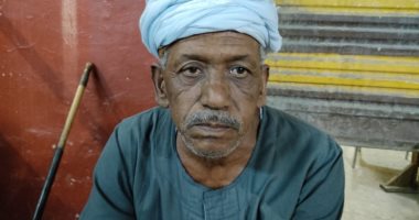 بسن السكين والمقص.. الحاج أحمد السكاكينى أقدم سنان سكاكين فى شوارع الأقصر.. لايف