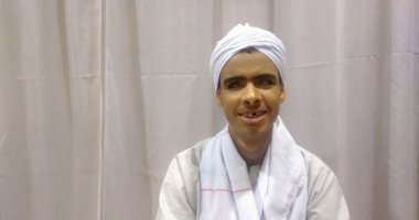 "أحمد" شاب كفيف يهزم الظلام بحنجرته الذهبية فى الإنشاد بقنا