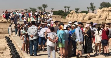 15 صورة ترصد الإقبال السياحى الكبير بمعابد شرق وغرب الأقصر
