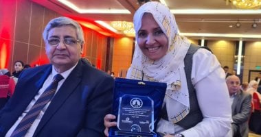 مستشار الرئيس للصحة يكرم أمل علام محررة اليوم السابع بختام مؤتمر "المصرية للصدر" 