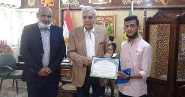 وكيل تعليم الإسماعيلية يكرم صاحب المركز الخامس بمسابقة تحدى القراءة.. صور