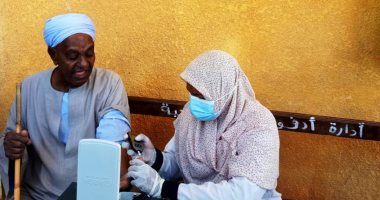 محافظ أسوان يتابع جهود القافلة الطبية لعلاج 2259 مواطنا بالمجان