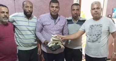 بعدما فقد الأمل.. مواطن يسترد تحويشة العمر الضائعة من تاكسي بالعاشر.. صور