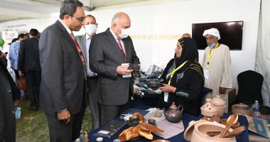 على هامش مشاركته الاحتفال بيوم المدن العالمي بالأقصر.. محافظ قنا يتفقد معرض المنتجات الحرفية والتراثية