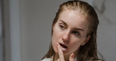 فيلر طبيعى فى 4 خطوات.. كيف تحصلين على شفاه ممتلئة بالقرفة؟