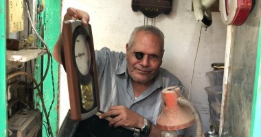 أعجب كشك ممكن تشوفه.. عم عبده ساعاتى المنصورة الأشهر وليه حكايات مع أغرب الساعات