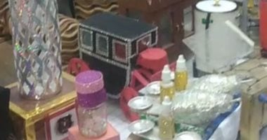عم محمد فنان يصنع تحفا ومجسمات تراثية من المخلفات ويشجع الشباب على الإبداع.. لايف