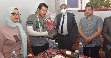 رئيس جامعة سوهاج يطمئن على طبيب اعتدى عليه مرافقو مريضة أثناء تأدية عمله
