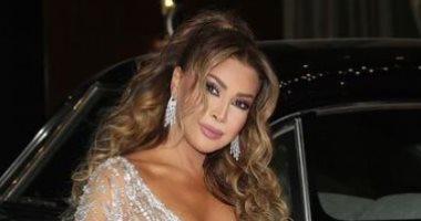 نوال الزغبي تقبل علم العراق خلال حفلها فى مهرجان بابل الدولى