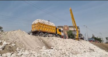 العمال يسابقون الزمن لإنجاز مشروع تبطين الترع في سوهاج.. فيديو