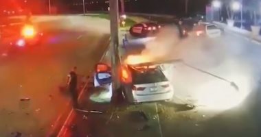 حادث مرعب لاصطدام سيارة بعمود إنارة فى مدينة بالم بيتش بولاية فلوريدا.. فيديو