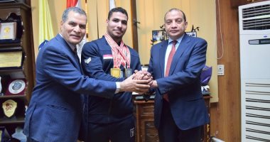 كرمه رئيس جامعة بنى سويف.. اعرف حكاية بطل العالم في رفع الأثقال من ذوي الهمم