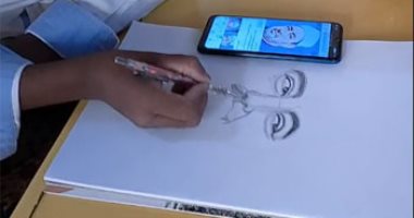 بيكاسو الأقصر.. عمر طالب موهوب يبدع فى الرسم.. حول محنة صحية أبقته في المنزل إلى منحة برسومات مميزة.. ويحلم بمرسم لعمل لوحات لكل المشاهير.. والده: لم نكتشف موهبته إلا بعمر 7 سنوات والسفير الإيطالى كرمه.. فيديو
