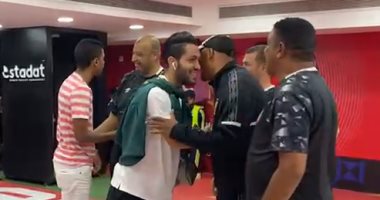شادي رضوان وبامبو يصافحان إداريي الأهلي قبل مباراة البنك