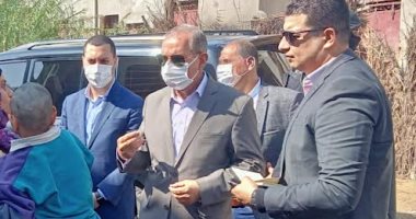 محافظ كفر الشيخ يوقف موكبه عند رؤية طفلين يعانيان من ضمور ويأمر ببحث حالتهما