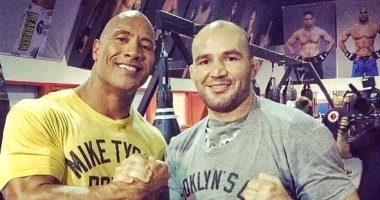 ذا روك يهنئ جلوفر تيكسيرا بلقب بطل العالم في UFC .. اعرف قاله إيه