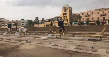 المراكب المقدسة تستقر فى قلب طريق الكباش استعدادا للحفل العالمى المنتظر..صور