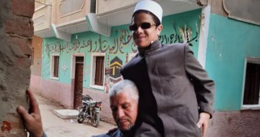 أب يحمل ابنه الكفيف فوق كتفيه لتكريمه واختياره في منحة المكفوفين