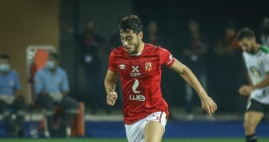 الأهلي يجهز أكرم توفيق لمواجهة الزمالك بالمسكنات بعد إصابة قصبة الركبة