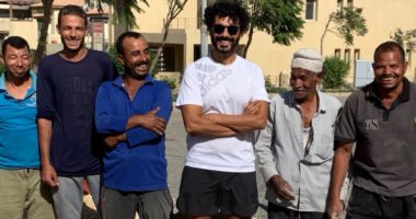 الفنان خالد النبوى يتوسط مجموعة من العمال: مساء العظمة على العظماء