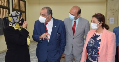 رئيس جامعة حلوان يفتتح المعرض الرابع للملابس تحت شعار "قدم خيرك تنفع غيرك"
