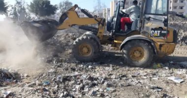 رئيس كفر البطيخ بدمياط يقود حملة نظافة بشوارع جمصة