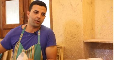 موهبة وحرفة منذ الطفولة.. حكاية محمود يوسف فى صناعة الخزف بالفيوم: "كنت بعدى على الكتاب وأقف عند مدرسة صناعة الفخار متمنيا التعلم بها".. ويؤكد: "بسافر دول كتير واللى وصلته ولا فى الأحلام".. فيديو وصور