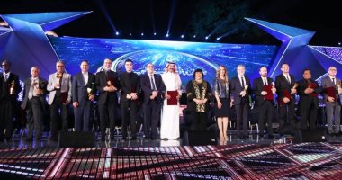 ابنة الموسيقار جمال سلامة تتسلم درع تكريمه من مهرجان الموسيقى العربية..صور